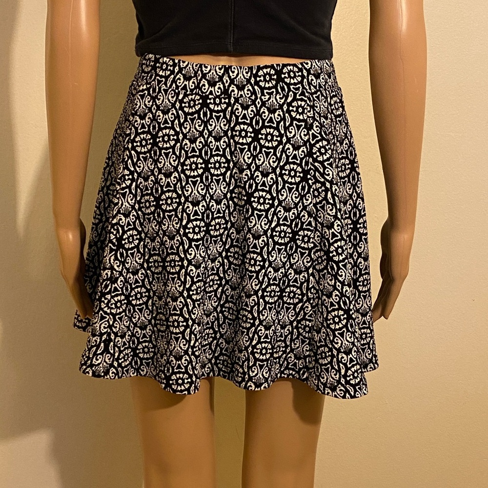 Aeropostale Black & White Print Free Flow Skirt - Picture 2 of 4